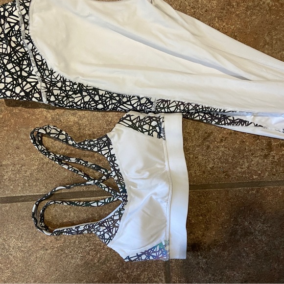 HOLOGEAR SZ 2 SET SPORTS BRA + SMALL LEGGINGS ATHLETIC WEAR WHITE BLACK TRENDY - Picture 2 of 9